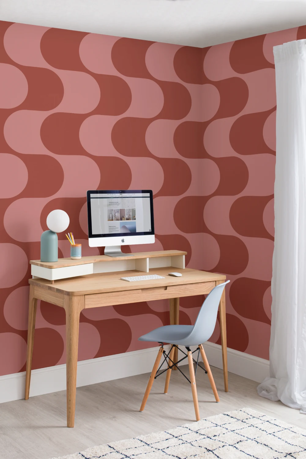 Mural de papel pintado rojo y rosa con motivos geométricos retro