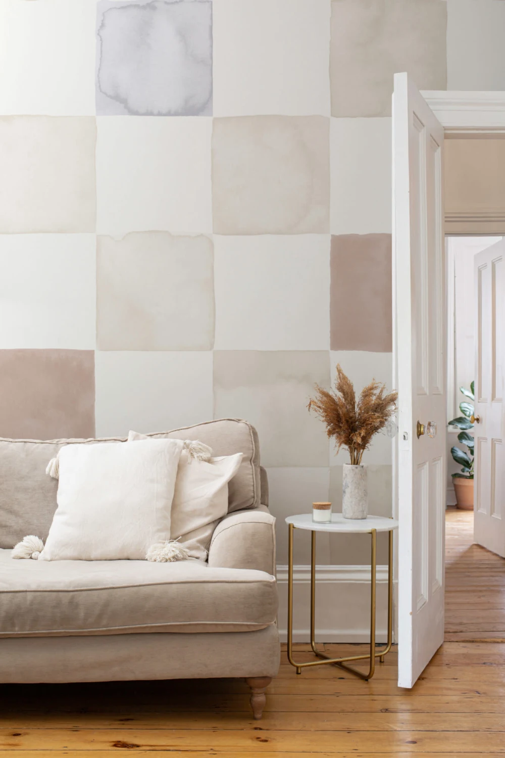 Beige akvarelli ruudullinen seinämaalaus