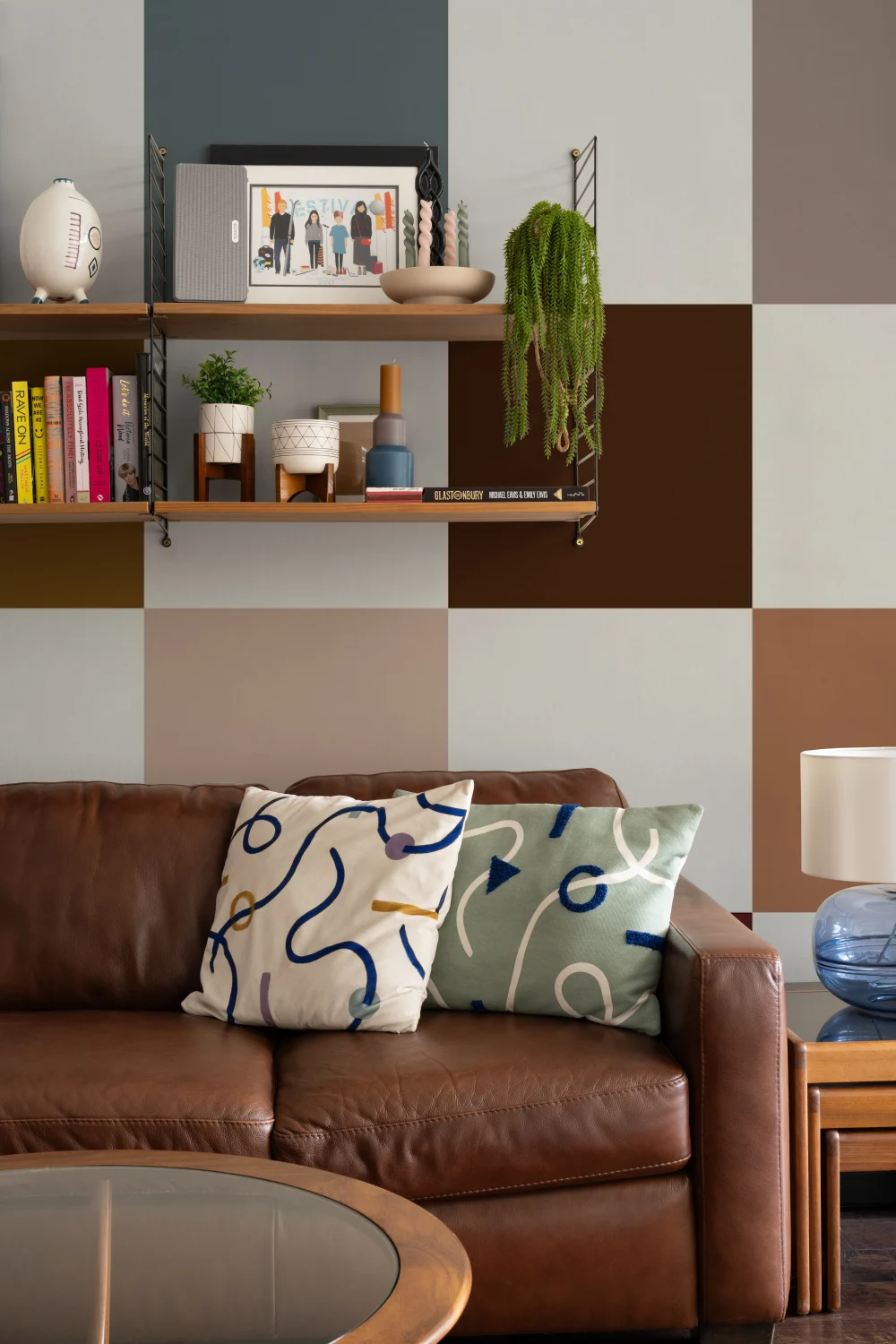Veelkleurige chique geometrische muurschildering met ruitpatroon