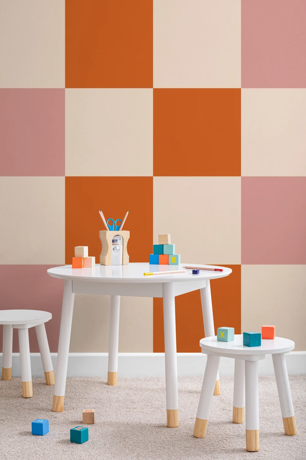 Mural retro aos quadrados em rosa e laranja