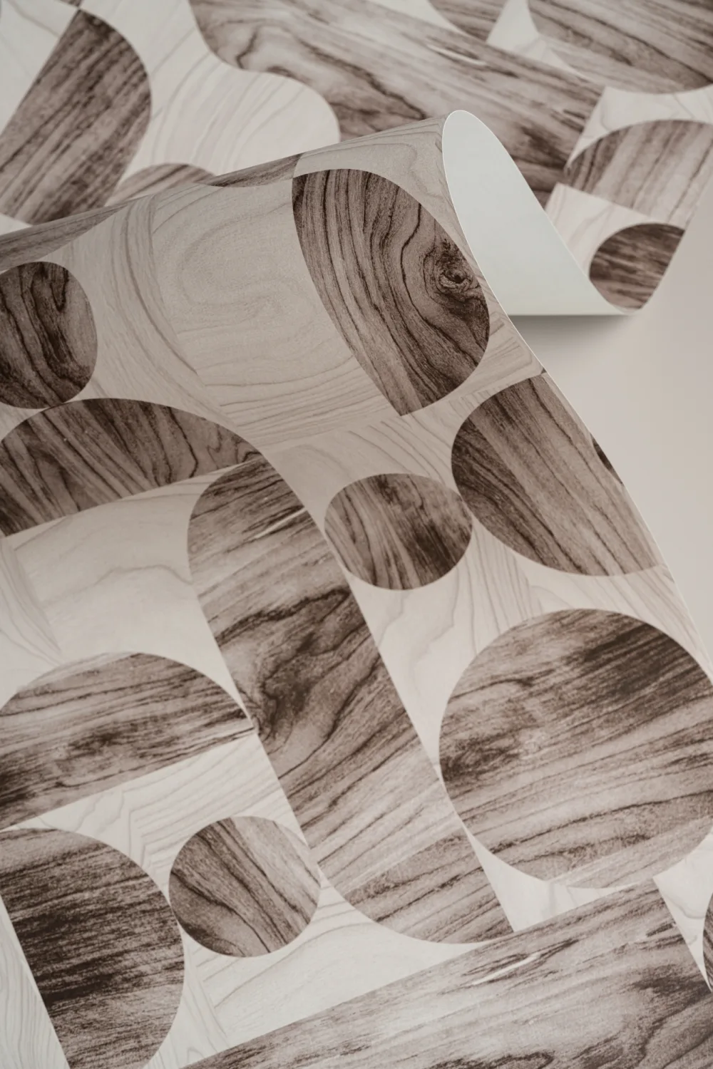 Carta da parati moderna marrone con forme geometriche a venatura di legno