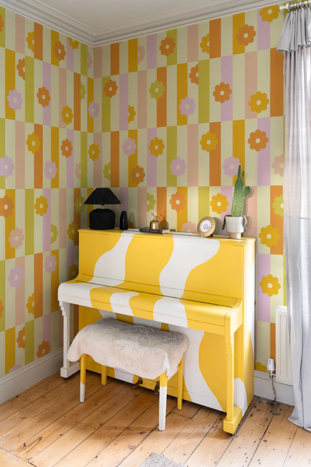 Elizabeth Olwen Flower Shift Orange Mural-tapeter