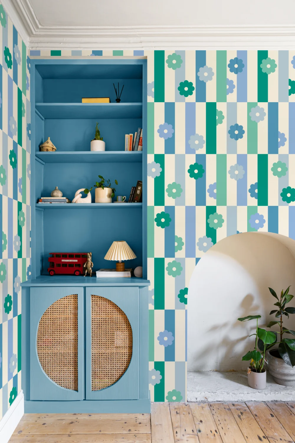 Elizabeth Olwen Flower Shift Blue Mural-tapeter