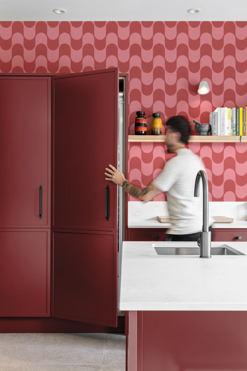 Pink & Red Retro Wavy Striped Wallpaper