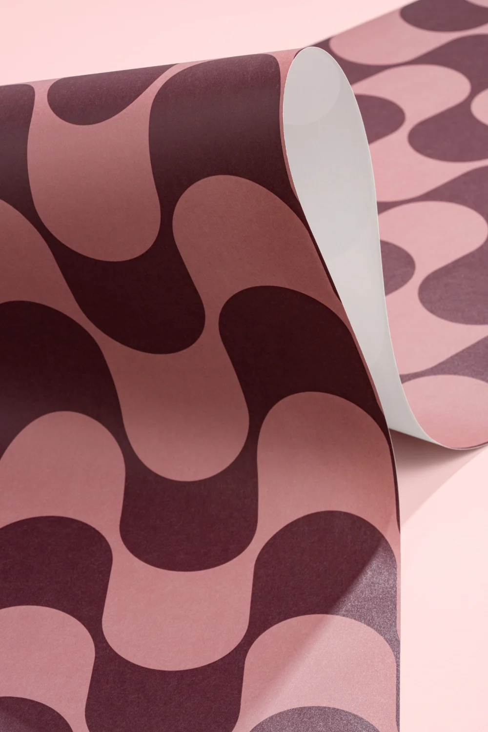 Papel pintado de rayas onduladas retro burdeos