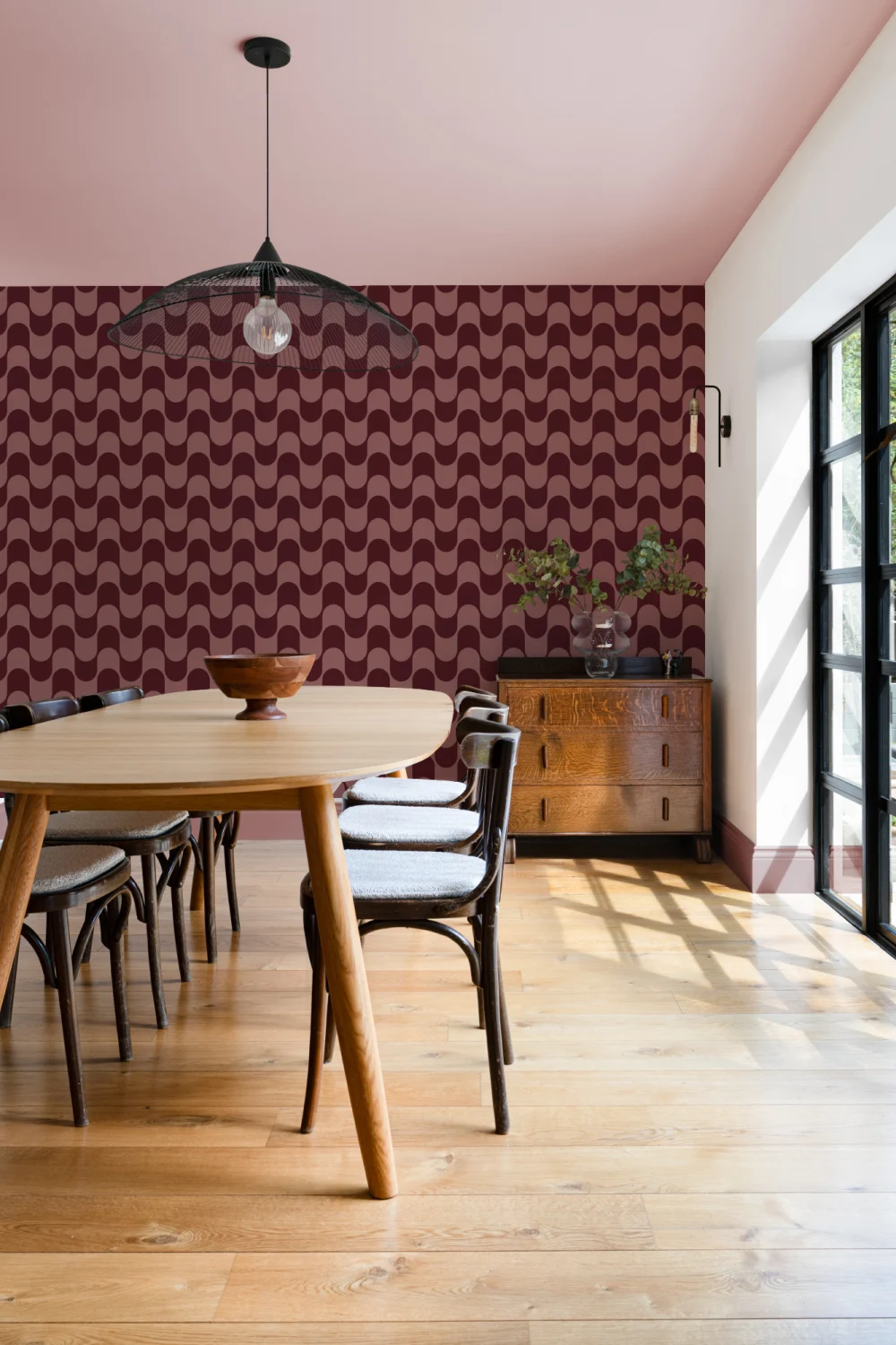 Papel pintado de rayas onduladas retro burdeos