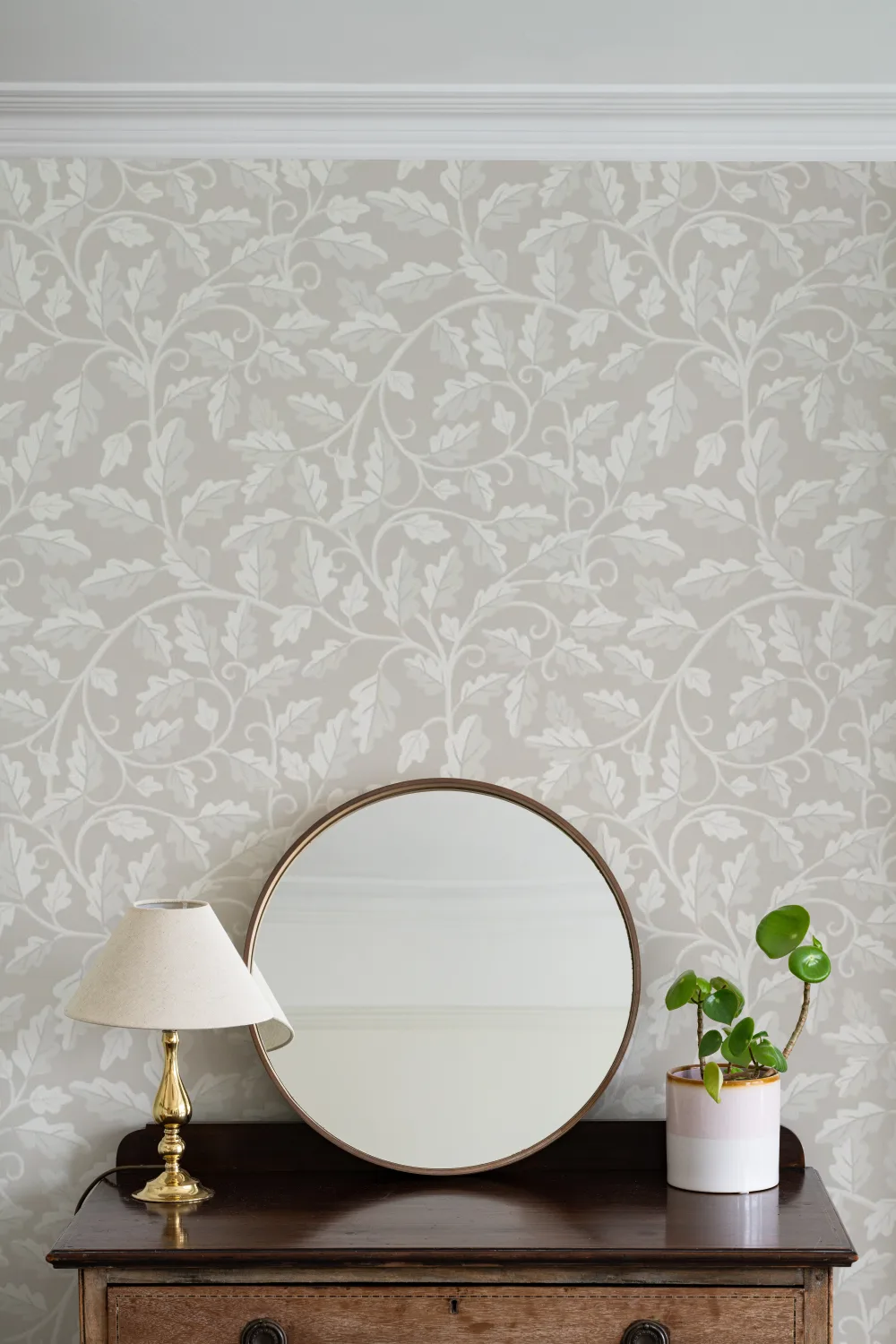 Beige eikenbladpatroon muurschildering voor rustgevende ruimtes