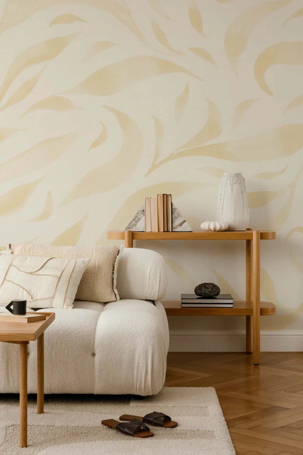 Papel pintado de hojas flotantes en acuarela amarilla