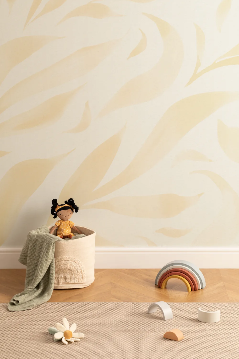 Papel pintado de hojas flotantes en acuarela amarilla