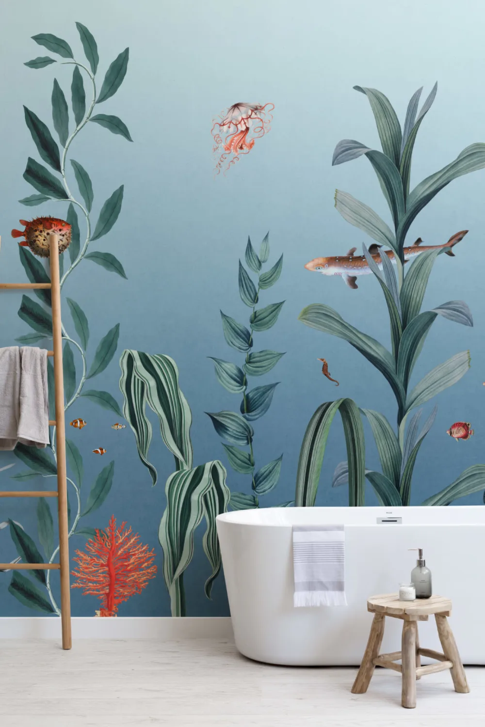 Mural subaquático de peixes azuis e algas marinhas
