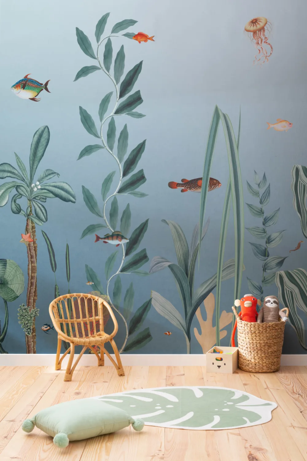 Mural subaquático de peixes azuis e algas marinhas