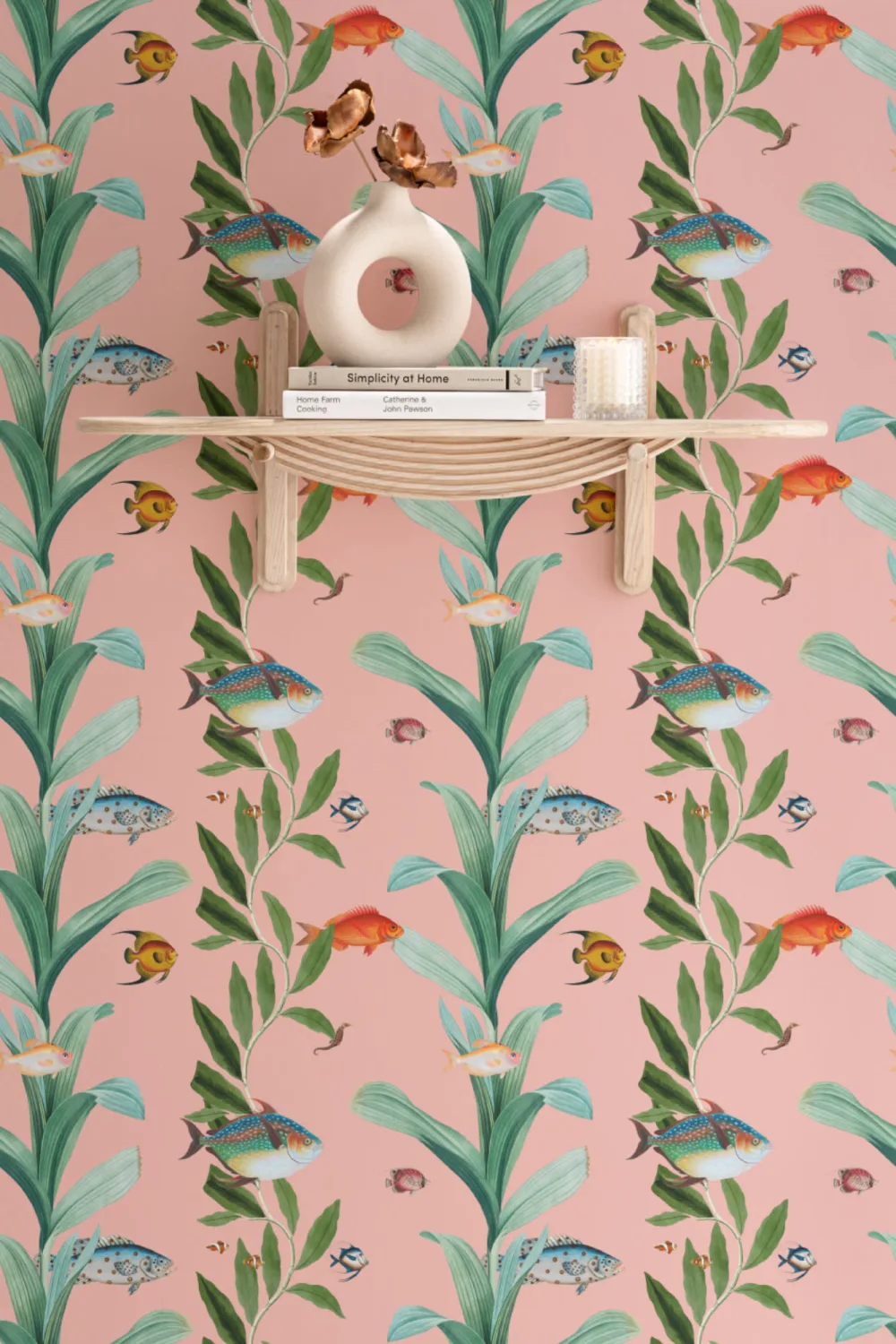 Papier peint côtier de poissons roses et d'algues