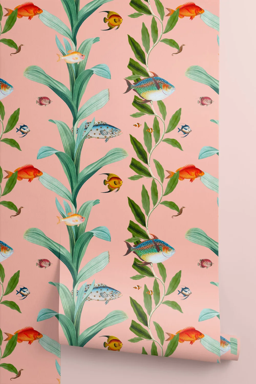 Papier peint côtier de poissons roses et d'algues