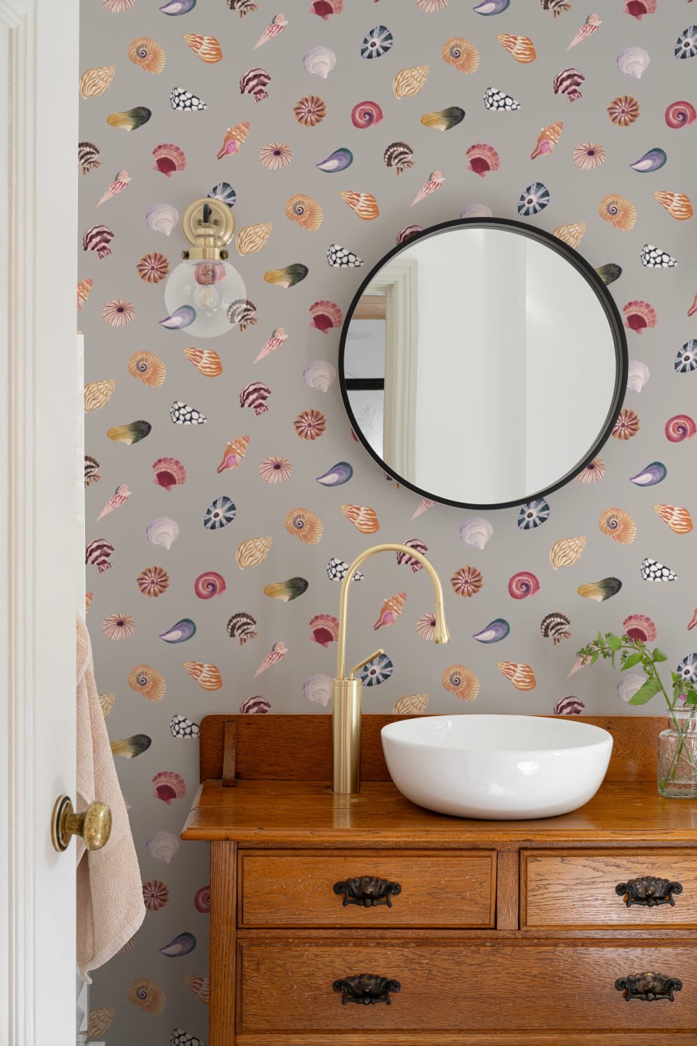 Murales de papel pintado modernos de estilo costero con estampado de conchas grises