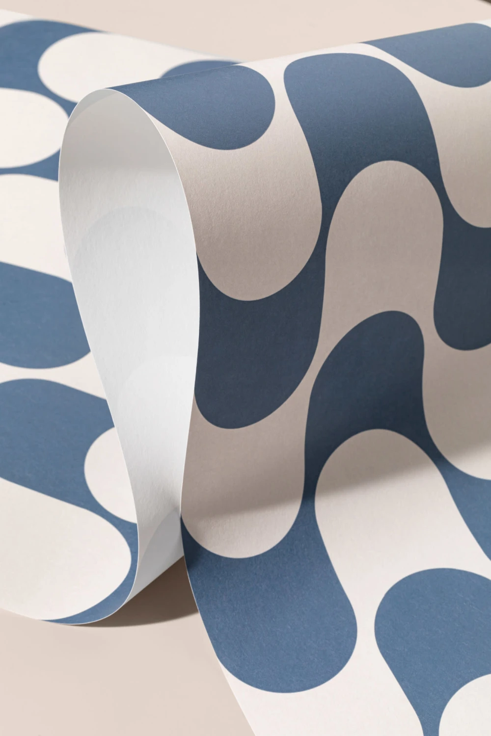 Papier Peint Motif Rétro et Groovy en Bleu Marine et Beige