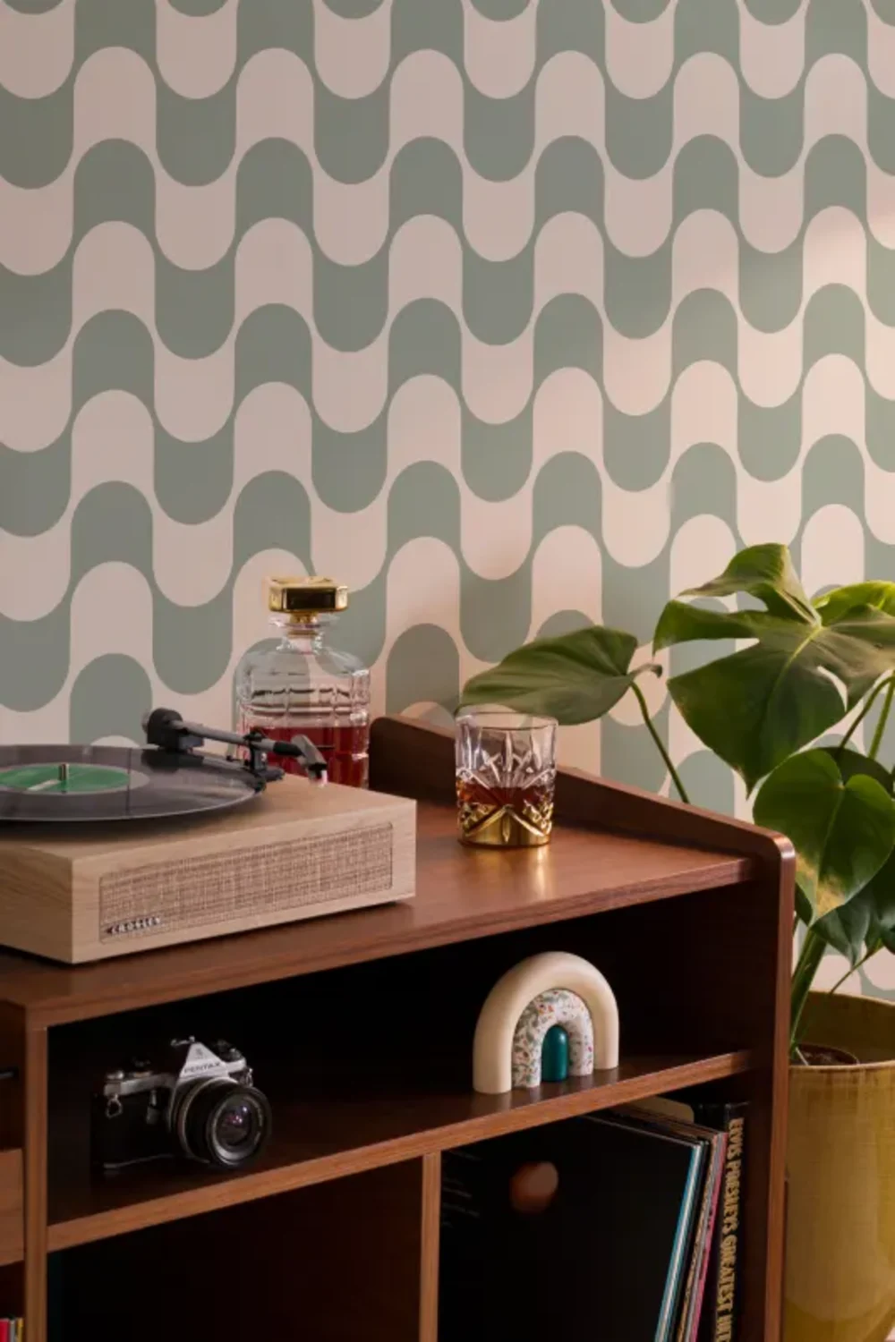 Green Groovy Retro Repeat Pattern Wallpaper