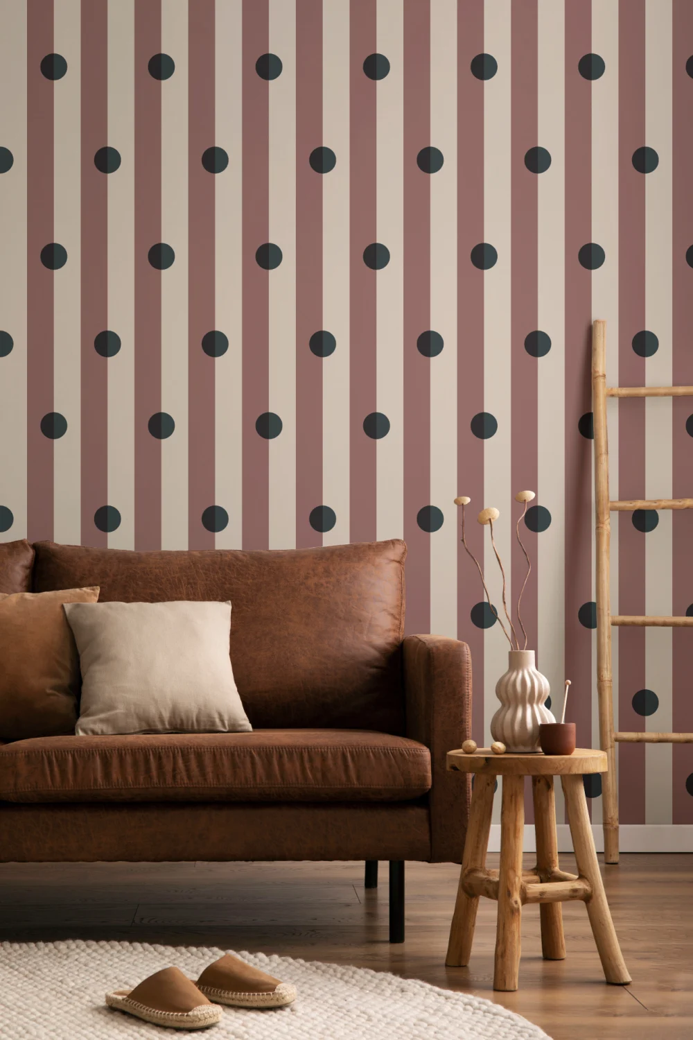 Veelkleurige retro gestreepte muurschildering met stippenpatroon