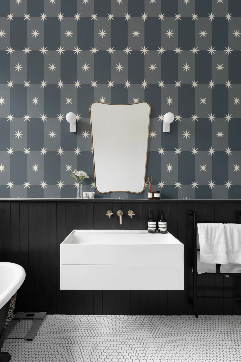 Marinblå geometrisk stjärnmönstrad mural-tapeter ger tidlös elegans