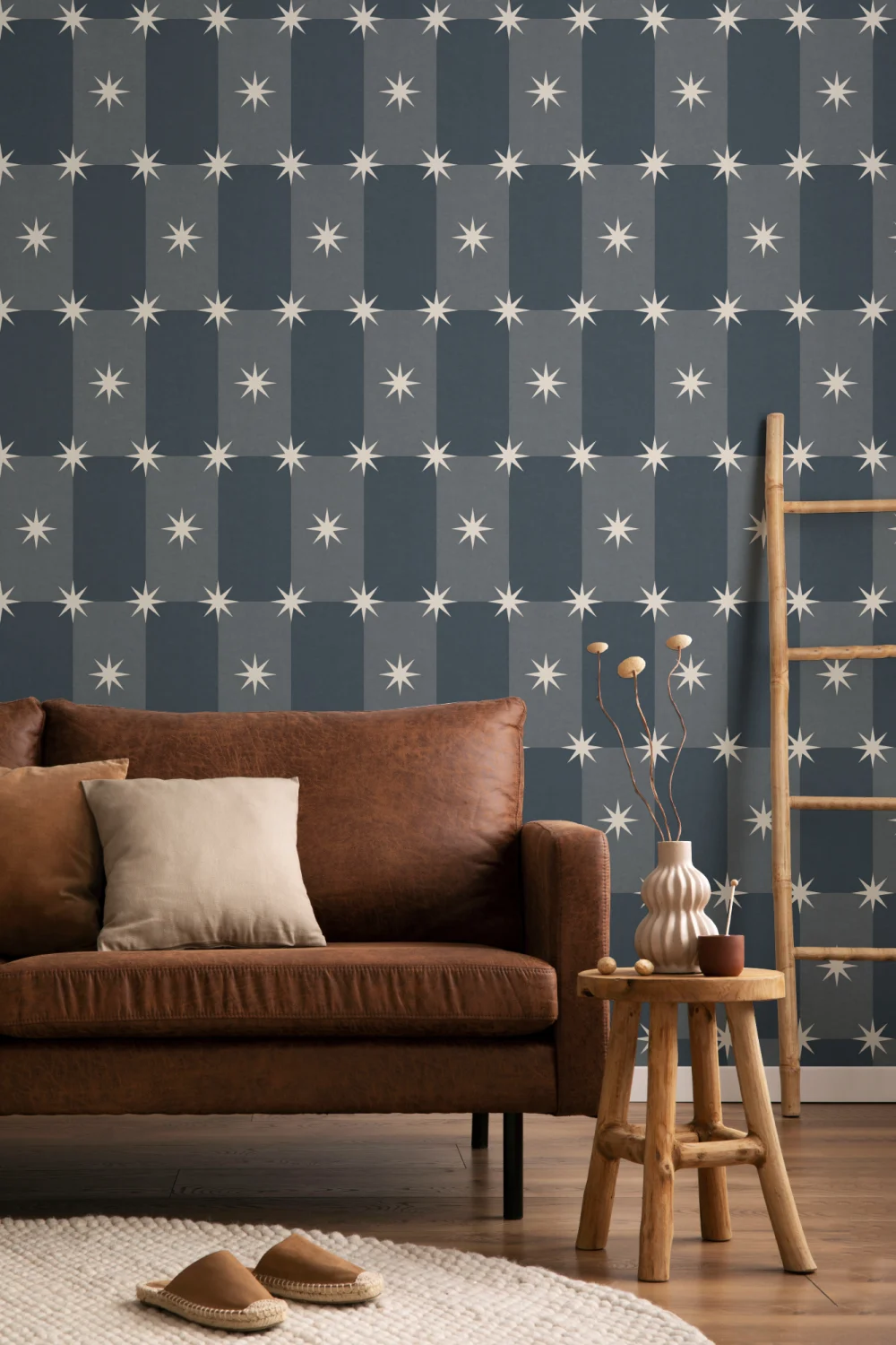 Marinblå geometrisk stjärnmönstrad mural-tapeter ger tidlös elegans
