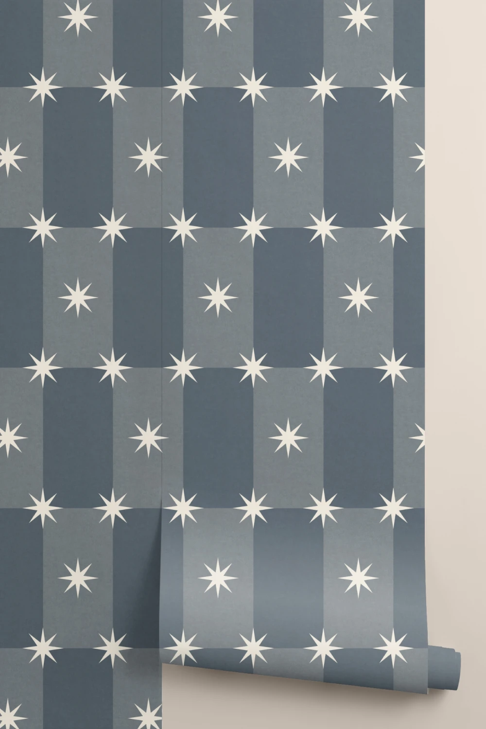 Marinblå geometrisk stjärnmönstrad mural-tapeter ger tidlös elegans