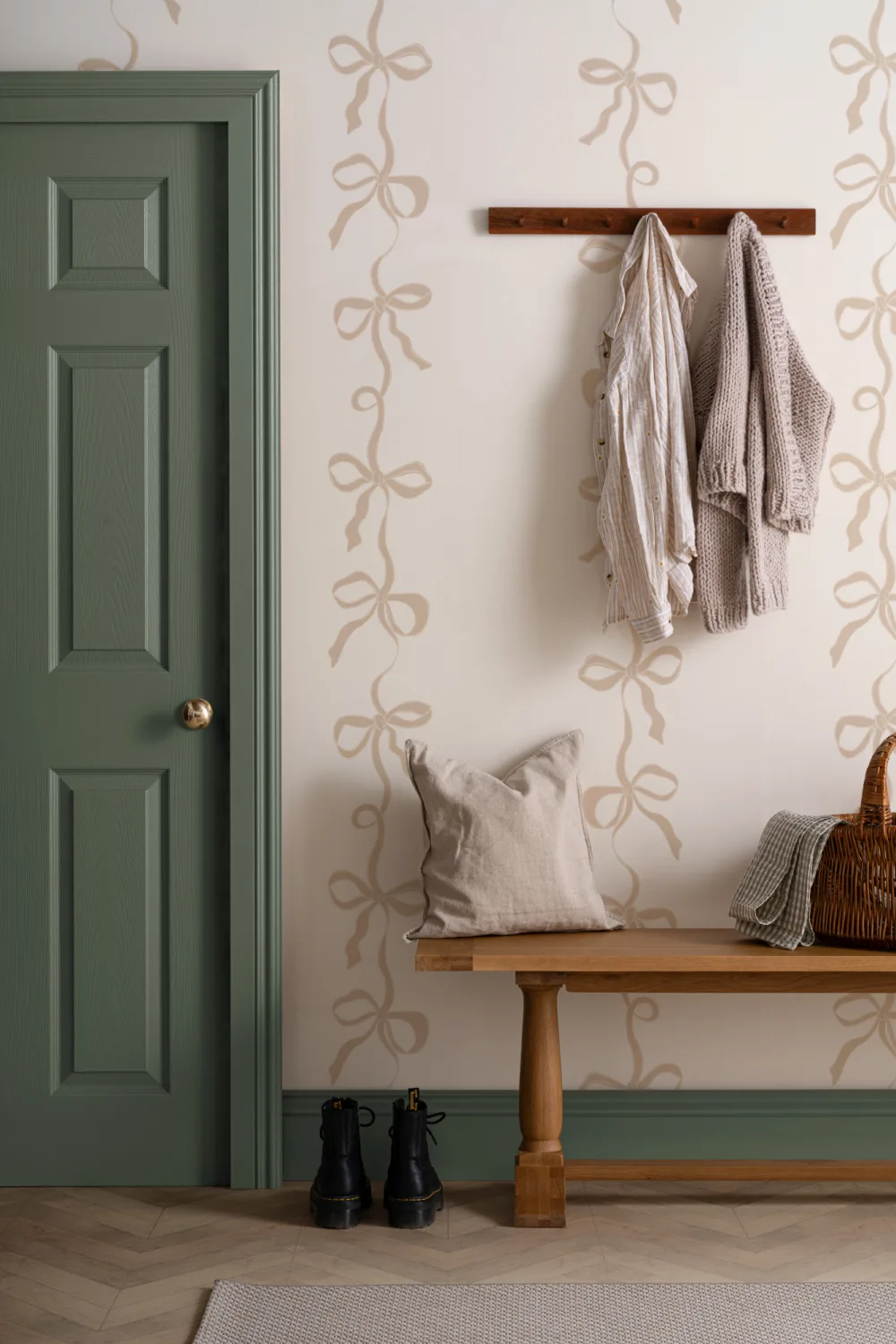 Carta da parati beige con fiocco e strisce