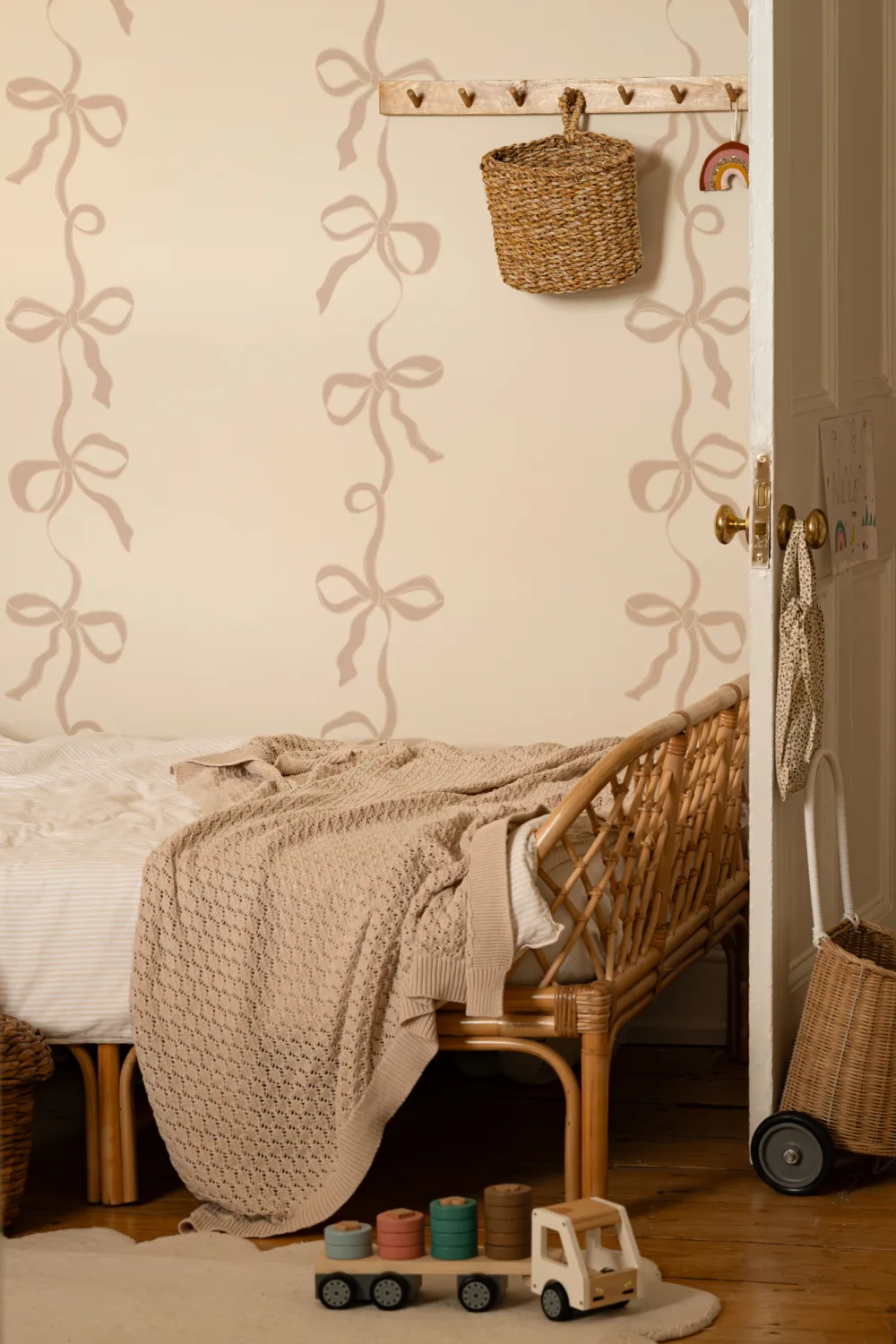 Carta da parati beige con fiocco e strisce