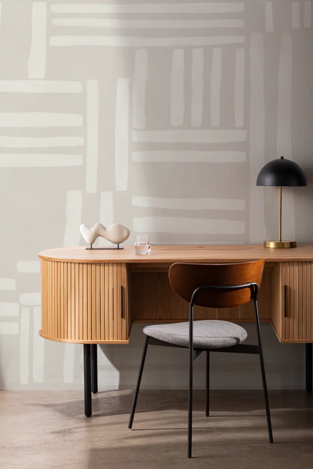 Handgeschilderde muurschildering met geometrische rasterstrepen in beige