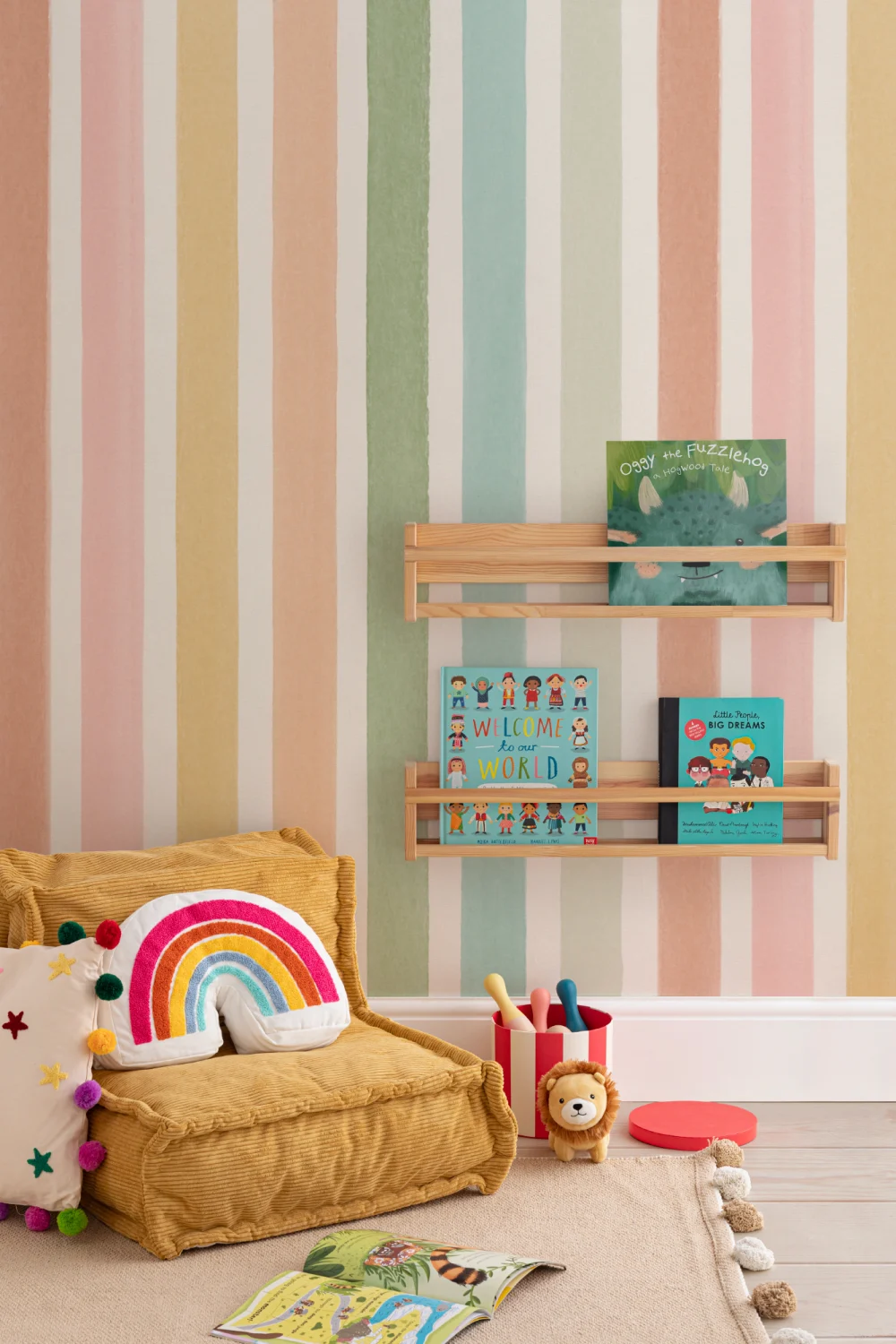 Mural de papel de parede multicolorido com padrão infantil às riscas pastel