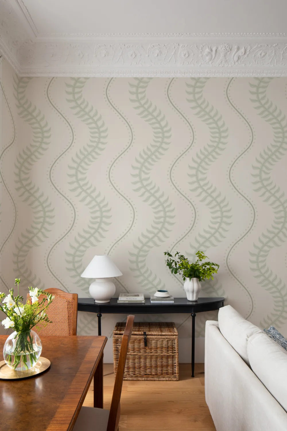 Mural de papel de parede com padrão de riscas de folhas botânicas verdes