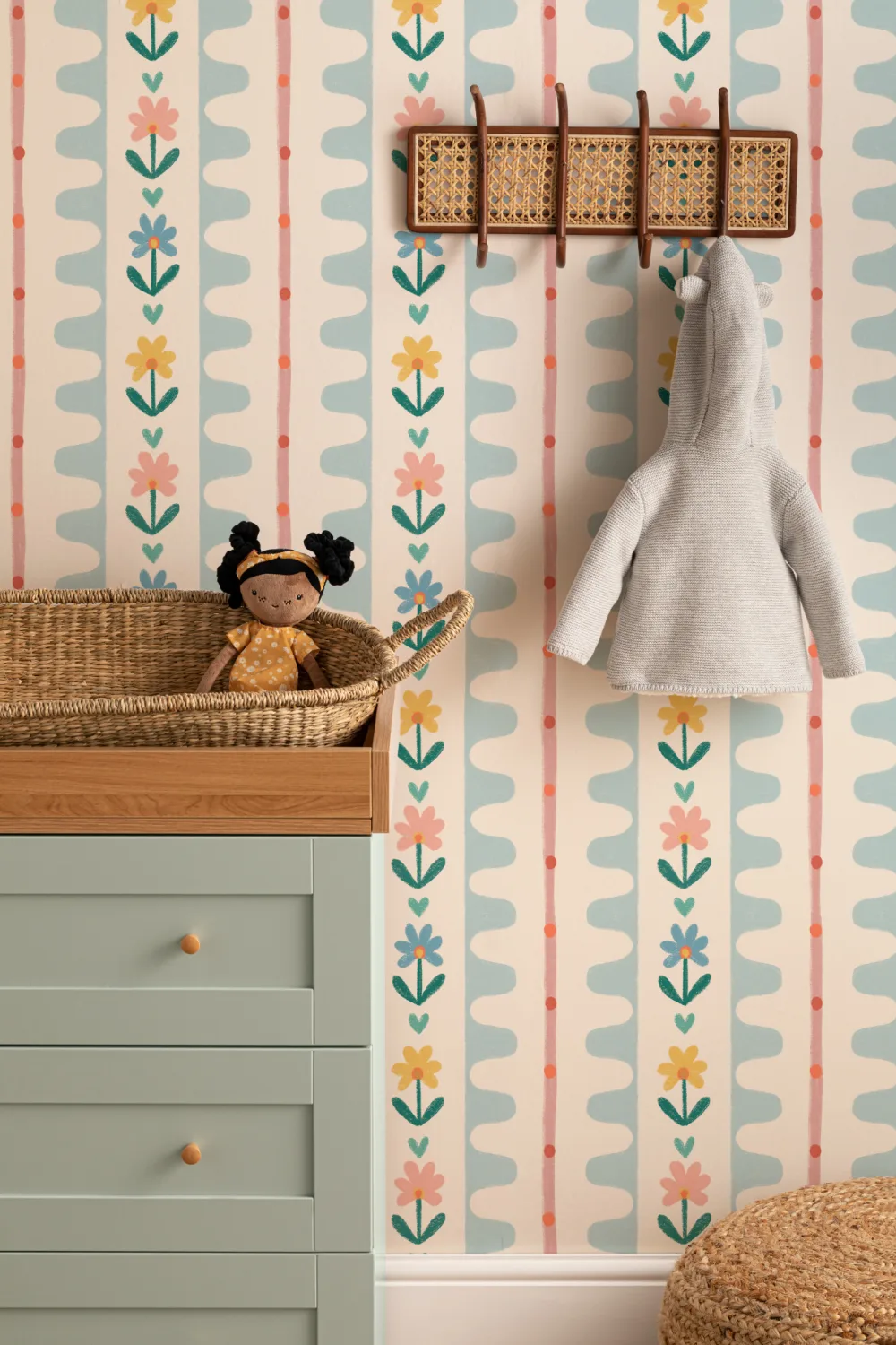 Veelkleurige vintage bloemenpatroon muurschildering voegt speelse charme toe