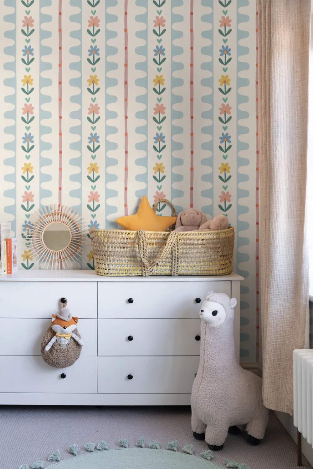 Veelkleurige vintage bloemenpatroon muurschildering voegt speelse charme toe