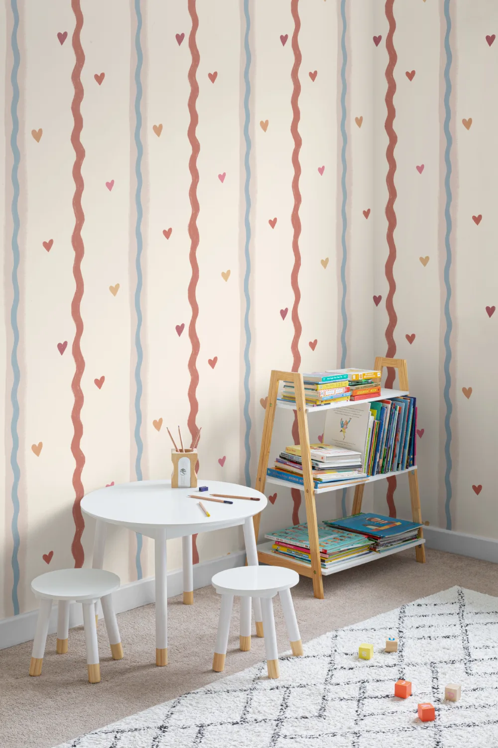 Delicioso mural infantil de rayas con patrón de corazones rosas