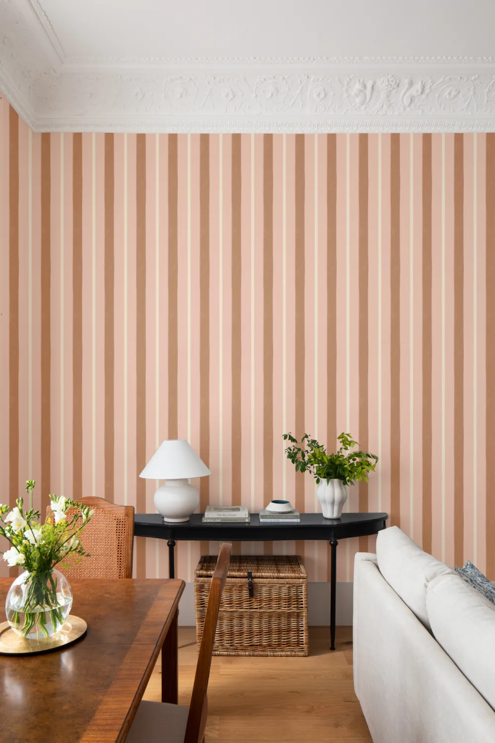 Elegante Tapete mit rosa Streifenmuster