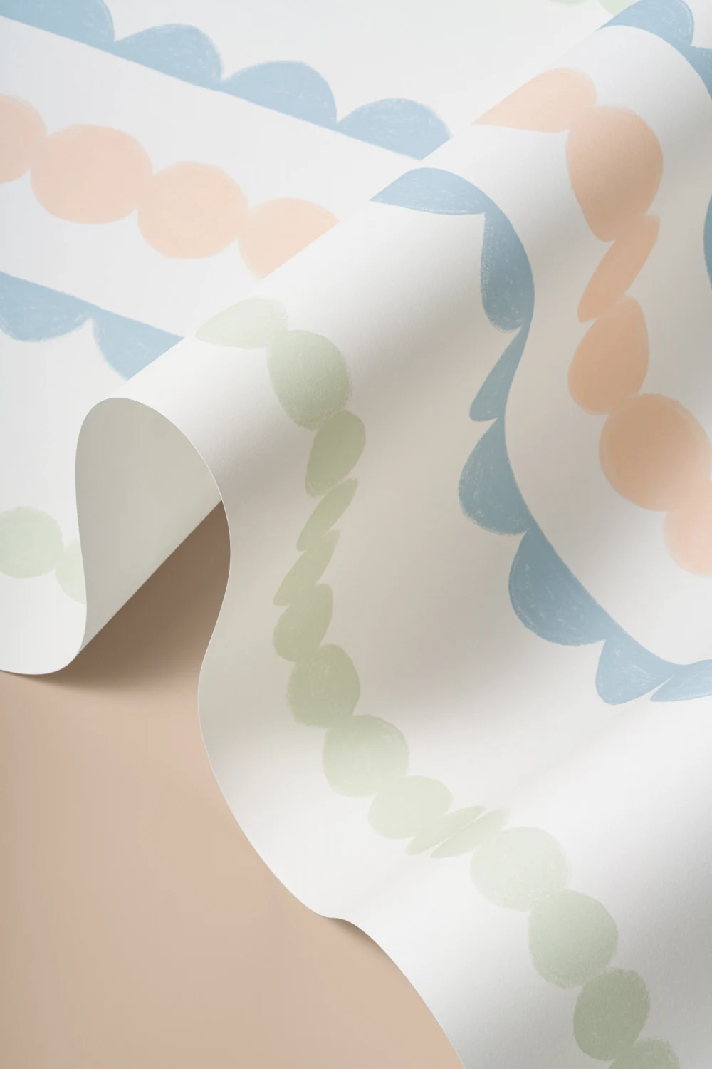 Mural de papel pintado con rayas verticales de vieira pastel
