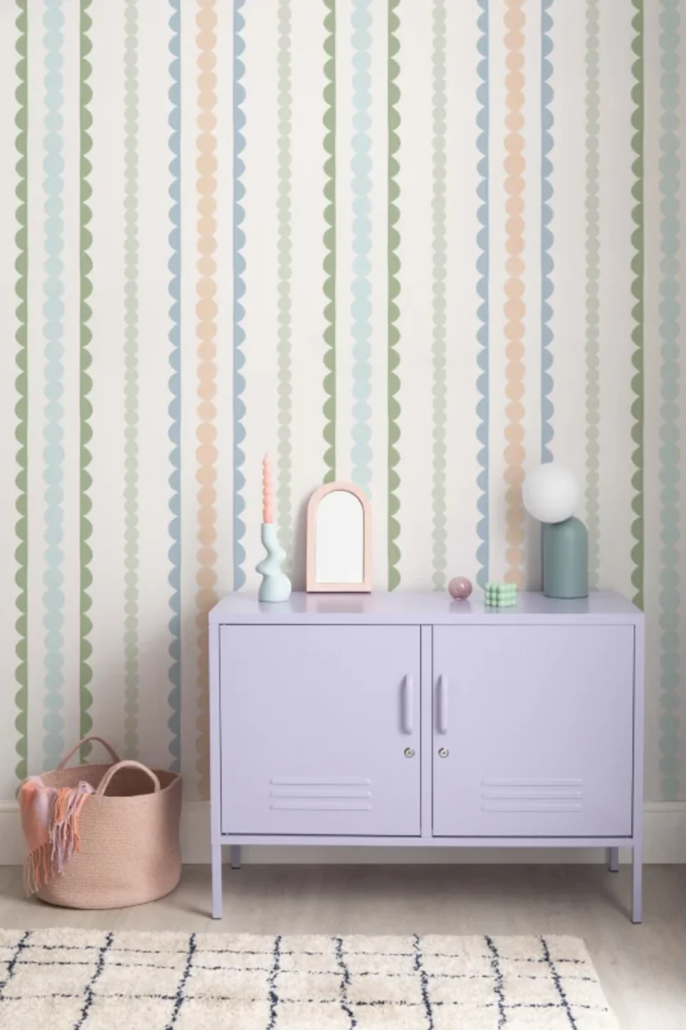Mural de papel pintado con rayas verticales de vieira pastel