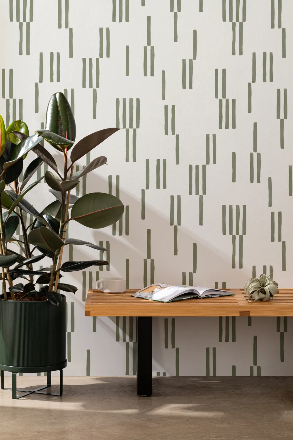 Papel pintado geométrico de líneas verticales pintado a mano en musgo