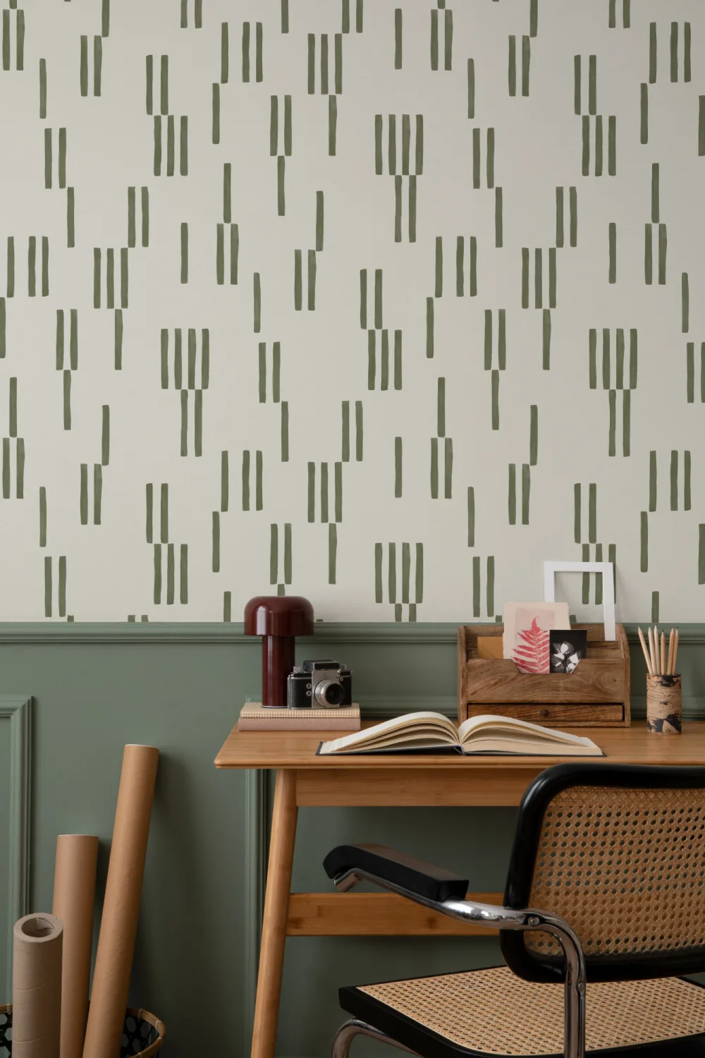 Papel pintado geométrico de líneas verticales pintado a mano en musgo