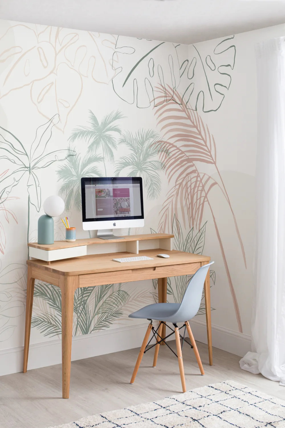 Minimalist roz și verde Inky Tropical Wallpaper Mural