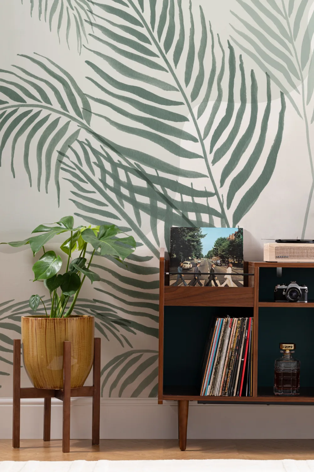 Mural de papel de parede tropical com folha de palmeira verde e tinta