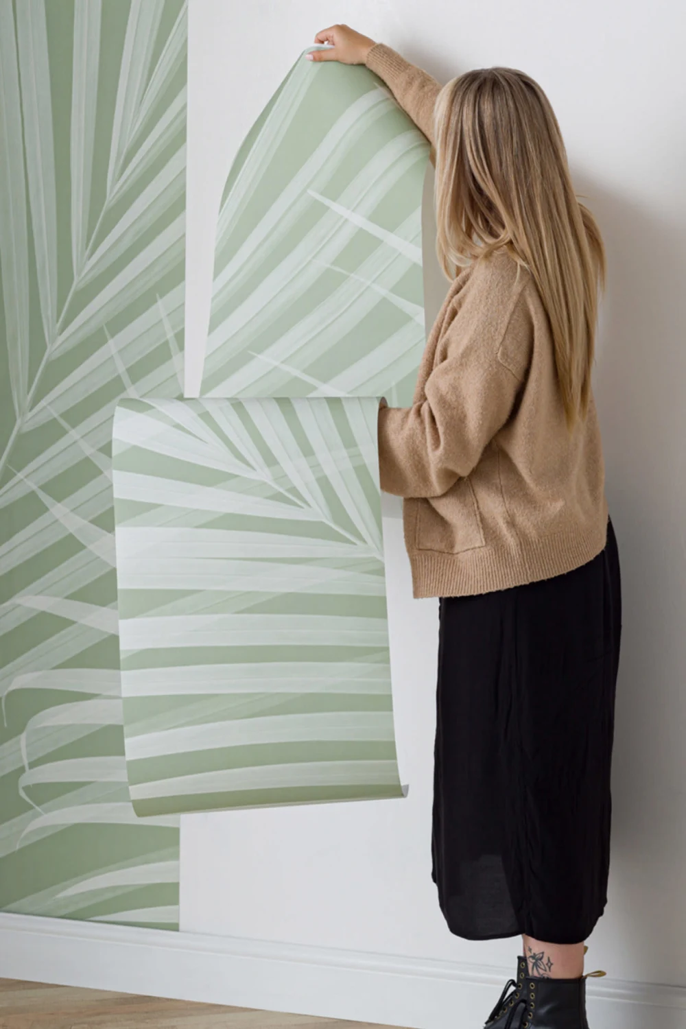 Muurschildering met groene palmbladeren