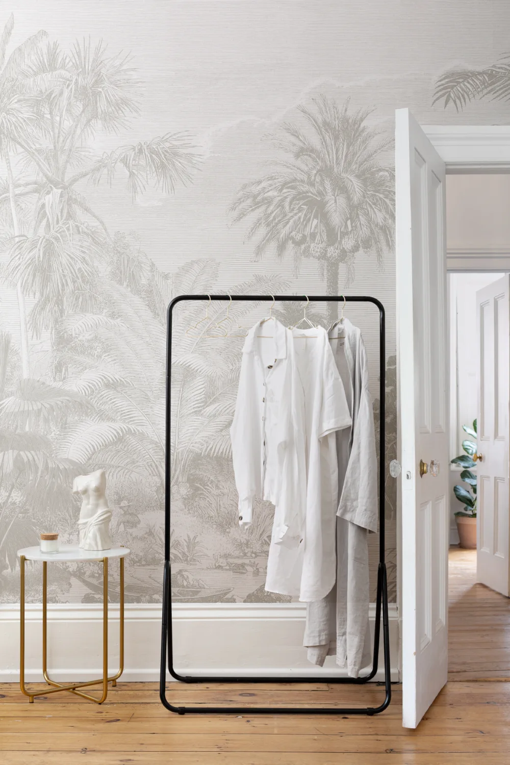 Lacandon Grijze Muurschildering Tropisch Palmbos met Vintage Etsdetail