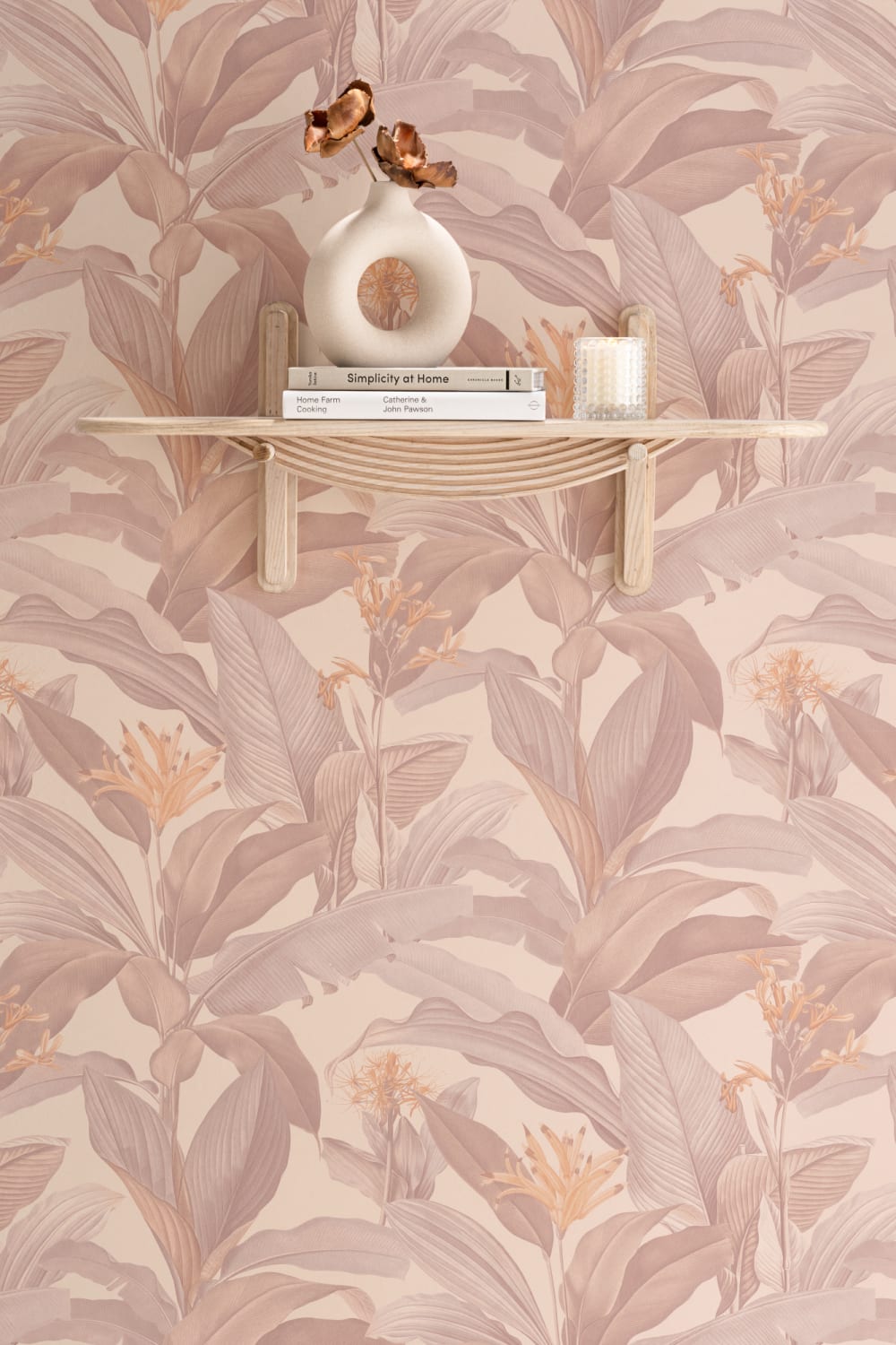 Papier peint botanique vintage Botanist Blush dans des tons floraux roses doux