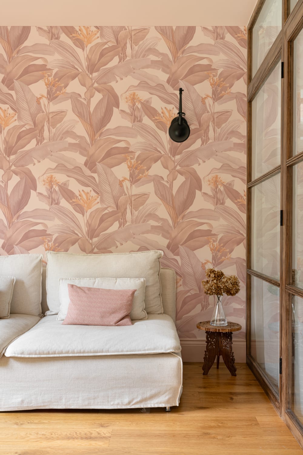 Papier peint botanique vintage Botanist Blush dans des tons floraux roses doux