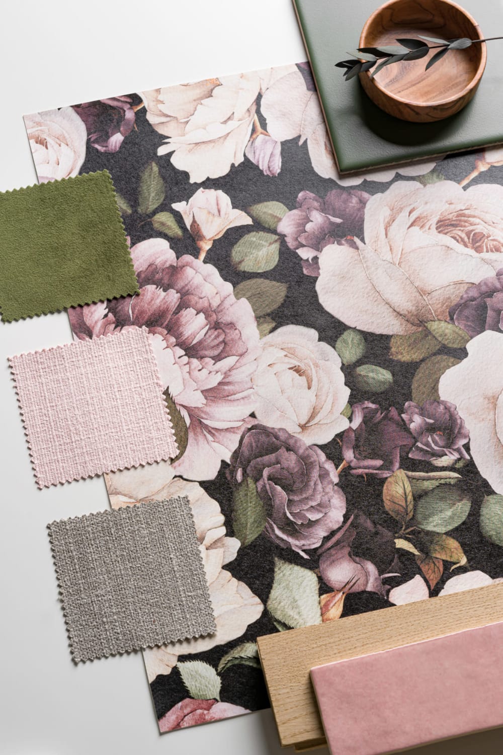 Papier Peint Fleuri avec Motif de Roses sur Fond Noir