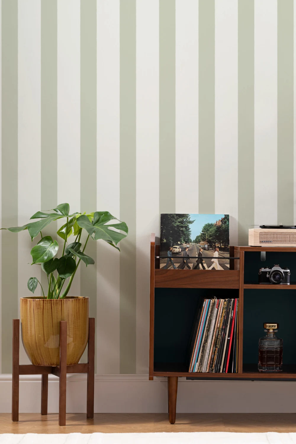 Papier Peint Panoramique Rayures Verticales en Vert Menthe et Crème