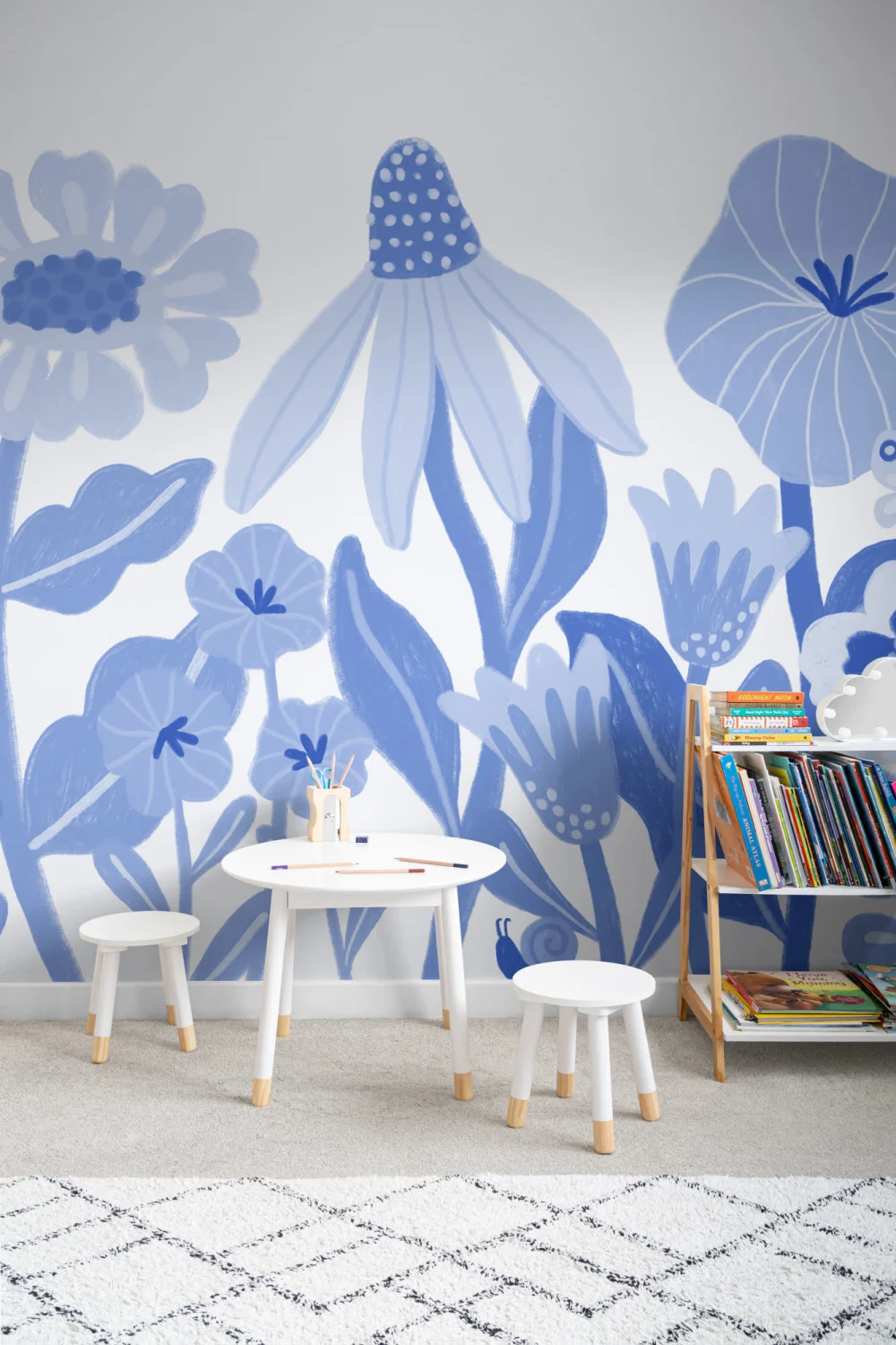 Murale blu per bambini con fiori scandinavi retrò
