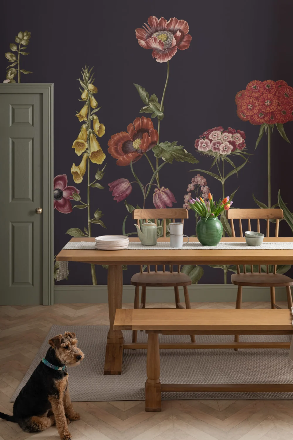 Mørkt illustreret vægmaleri af vilde blomster