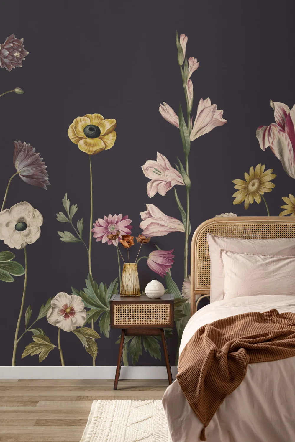 Mørkt illustreret vægmaleri af vilde blomster