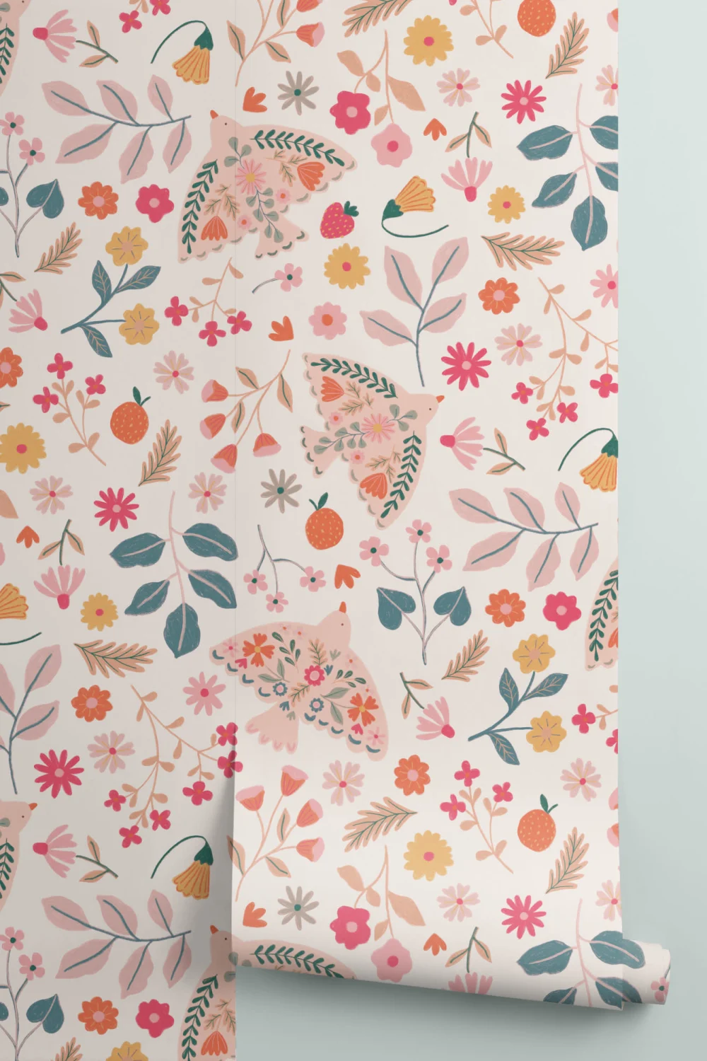 Carta da parati rosa a motivi floreali e uccelli scandinavi