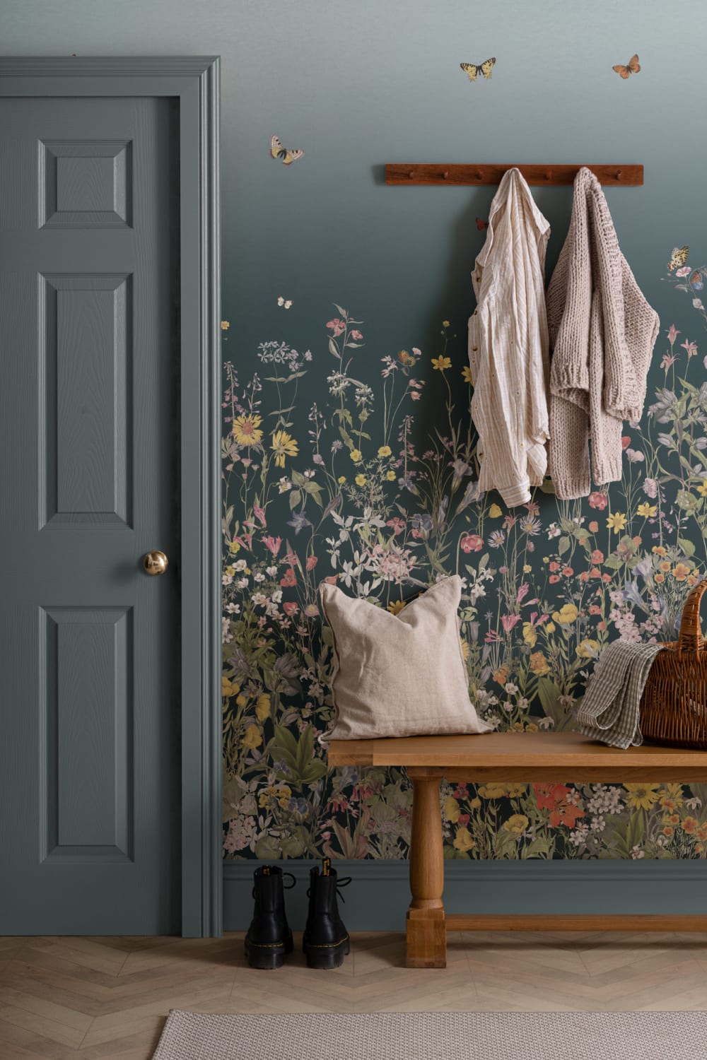 Papier peint bleu foncé ombré de fleurs sauvages et de papillons